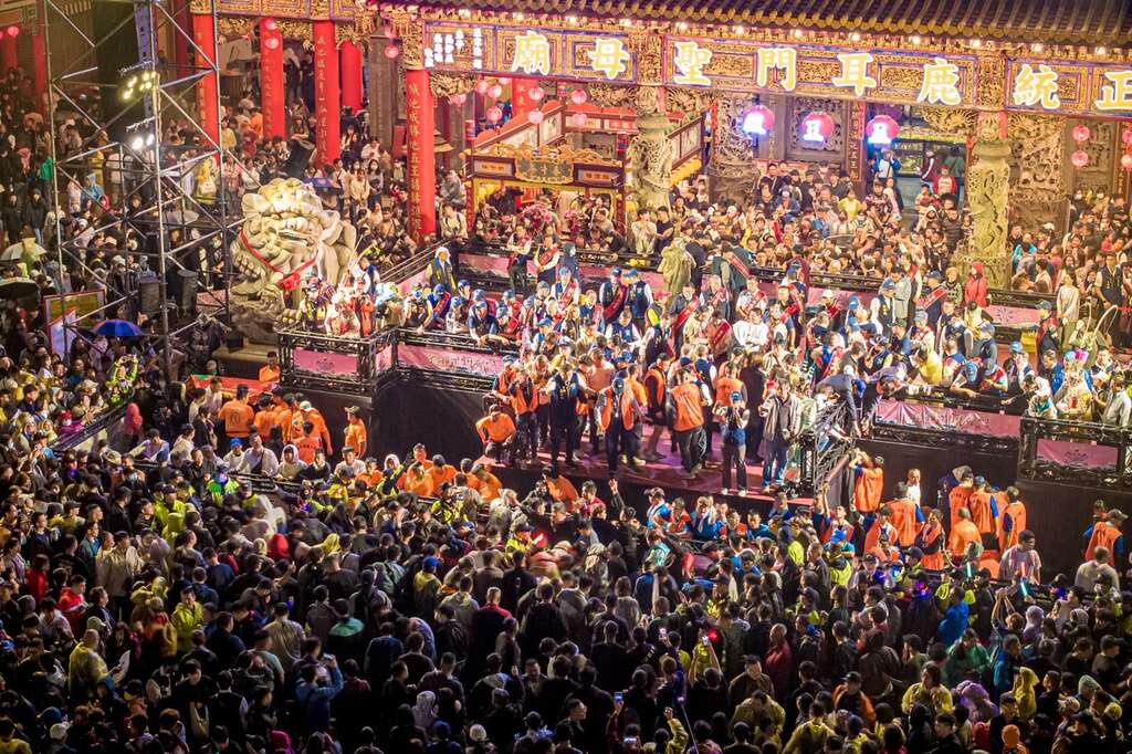 鹿耳门圣母庙抢春牛人潮