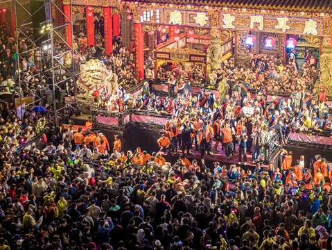 鹿耳门圣母庙抢春牛人潮