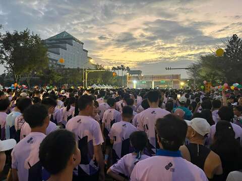 许多跑者起了大早参加古都马拉松