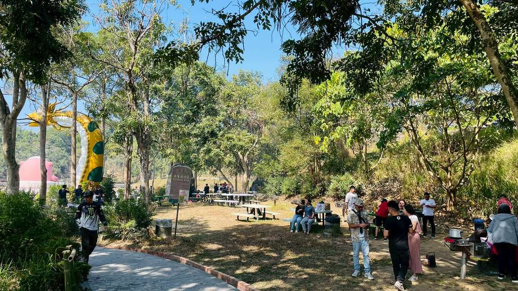 湖滨烤肉区相揪一起烤肉