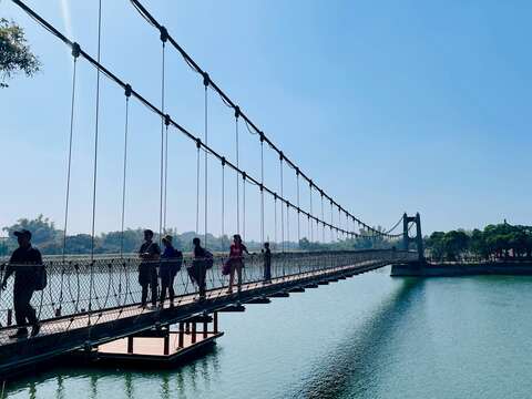 虎月吊桥远看虎头埤风景