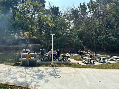 竹林烤肉区相揪一起烤肉