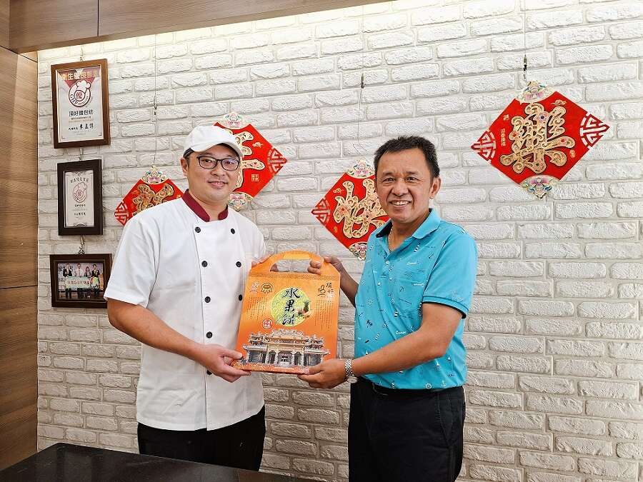 顶好烘焙坊第二代沈旺成（右）与儿子沈益鸿（左）。（张耘书拍摄）