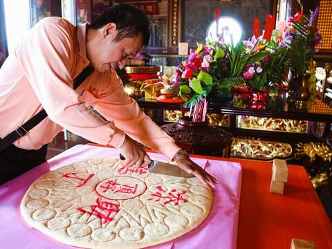 每年西势广兴宫担饼节，沈旺成固定制作水果饼，2018年更制作重达10斤的水果饼。（张耘书拍摄）