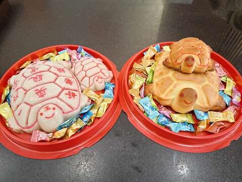 顶好烘焙坊以祭祀糕点起家，并提供客制化商品。（张耘书拍摄）