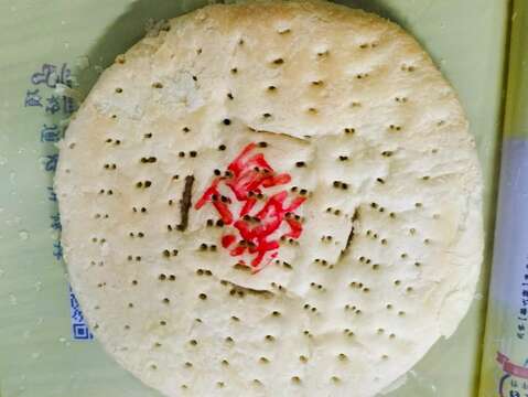 有别於一般饼皮口感，顶好烘焙坊独家研发酥皮水果饼，层次分明、香酥化口。（张耘书拍摄）