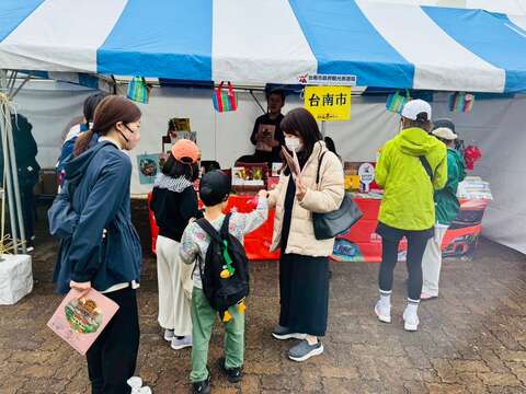 高知龙马马拉松会场台南摊位透过文宣与试吃互动推广观光。