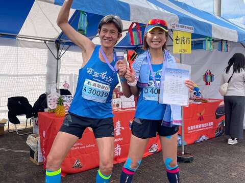 台南跑者於台南观光推广摊位前合影,提升城市品牌能见度。