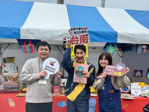 与高知在地网红柴田惠介先生交流合影,试吃台南果乾大获好评。