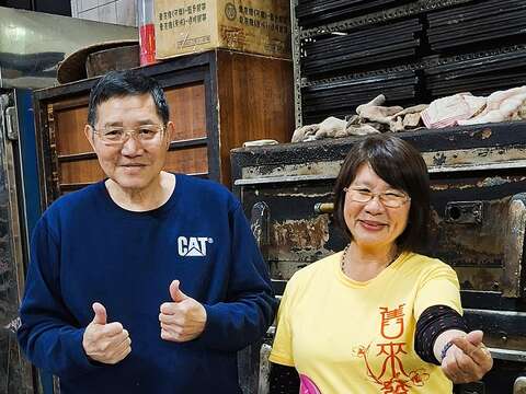 旧来发饼舖第四代何锡铭与陈淑芬鹣鲽情深，打造饼业名店。（张耘书拍摄）