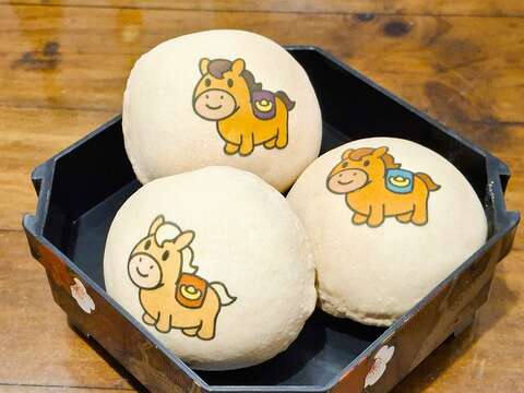 旧来发饼舖一颗椪饼「凸」全台，马年推出的「好运马来」黑糖椪饼，每一颗色彩不同，可爱讨喜。（张耘书拍摄）