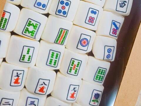 独一无二的麻将棉花糖创意十足又具食趣，很受年轻人喜爱。（张耘书拍摄）