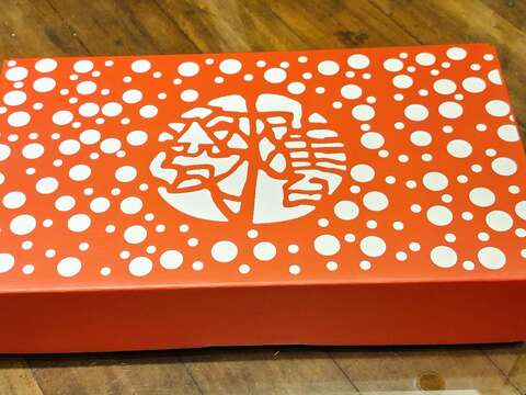 以象徵热情与温暖的台南红以及草间弥生的经典圆点为元素设计的礼盒，体面大方，适合送礼（张耘书拍摄）