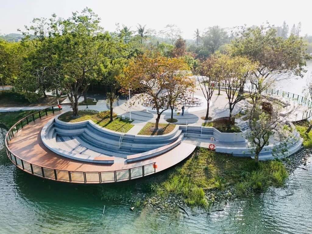 游客可在虎头埤沿湖欣赏绿意美景