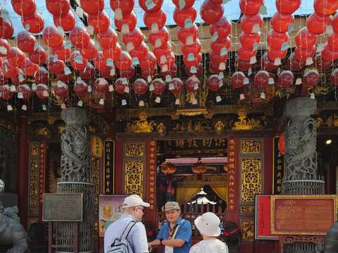 志工导览庙宇文化