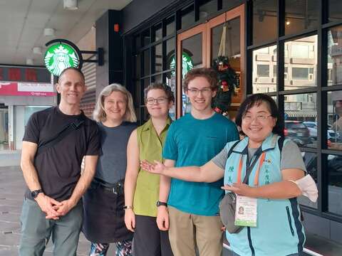 英语导览志工带领外国旅客城市观光