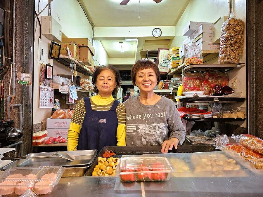 第二代媳妇苏桂凤（右）与陈金美（左）负责打理生意，是店内主力。（张耘书拍摄）