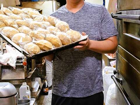 第三代王伟得学西式烘焙，返家後再学习家里的汉饼制作技艺。（张耘书拍摄）