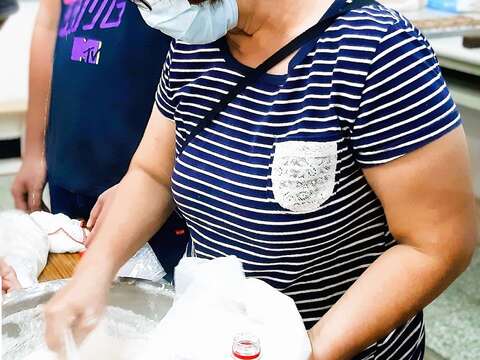 宝来香饼舖这几年也配合公部门与教育单位举办活动，教导民众实作。（张耘书拍摄）