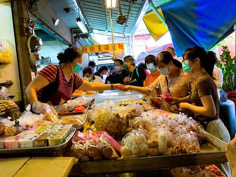 店内满满的古早味糕饼，吸引逛市场的民众购买。（张耘书拍摄）