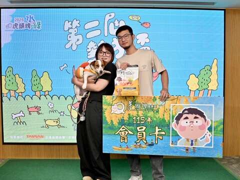 第一届热狗盃冠军「哈库」与饲主赠送回娘家礼包