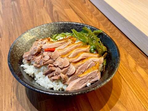 竹记冬菜鸭-主食鸭肉饭(睿意建筑总监徐伟泓设计师提供)