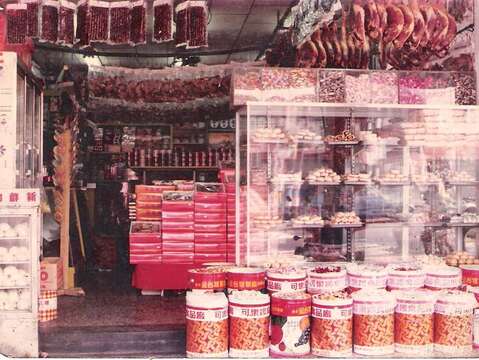 苏州采芝斋主打年节货与苏州茶食点心，早年店内总是挂满火腿腊肉。(苏州采芝斋提供)
