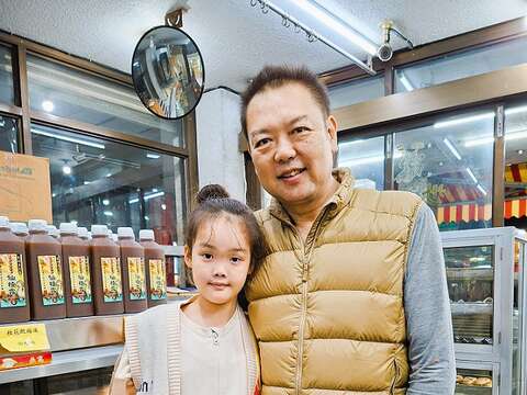 第二代阎复辉年少时在外闯荡，之後才返家接管家业，女儿小小年纪也已经常在店内帮忙。(张耘书拍摄)