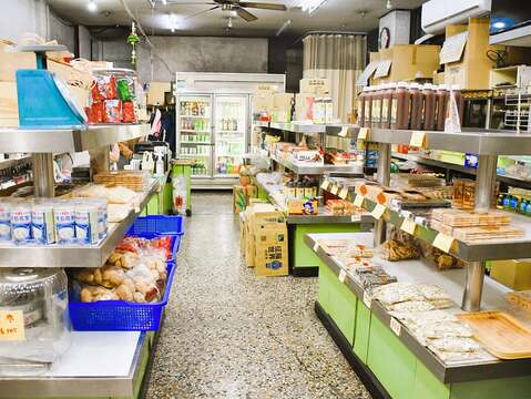 因应时代变迁，苏州采芝斋保留特色的苏杭茶食糕点，并兼售现成食品，转型经营。（张耘书拍摄）