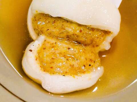 苏州采芝斋的元宵是手「滚」出来的，口感紮实，桂花内馅淡雅清甜，每到元宵节经常供不应求。（张耘书拍摄）