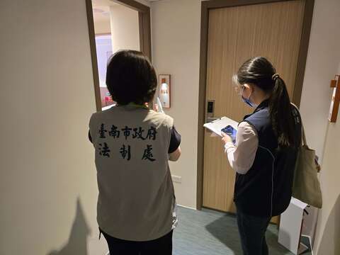 稽查团队到饭店房间进行稽查