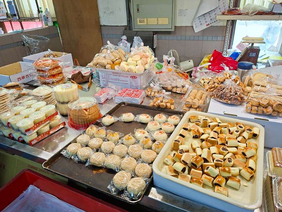 摊上满满的古早味糕点，牵动许多人的记忆与情感。（张耘书拍摄）