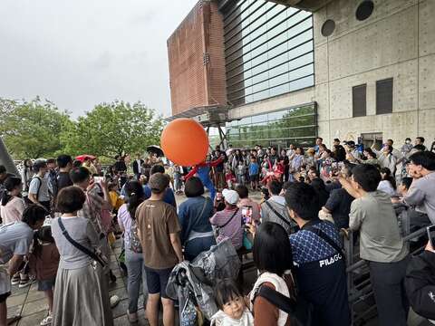 台湾历史博物馆游客欣赏精采表演