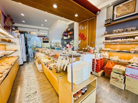 甘本堂明亮的空间与现代感氛围，看上去与一般烘焙坊无异，却是家传承百年的老字号。（张耘书拍摄）