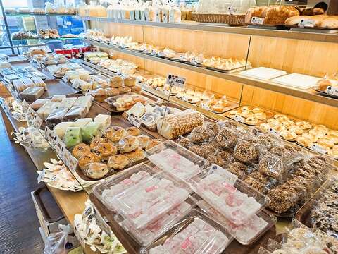 店内无论台式面包或西式、日式点心一应俱全。（张耘书拍摄）