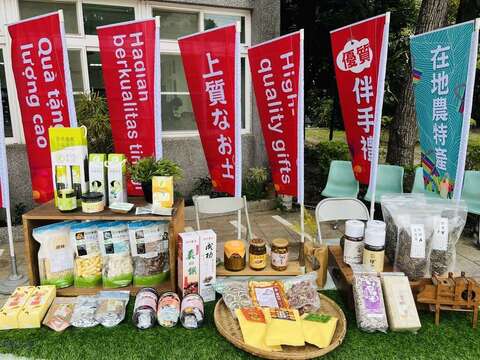 虎头埤礼物店贩售在地农特产品