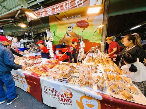 台南许多早夜市都可看到佳湘面包烘焙的摊位，以平实的价格与亲切服务吸引民众购买。（张耘书拍摄）