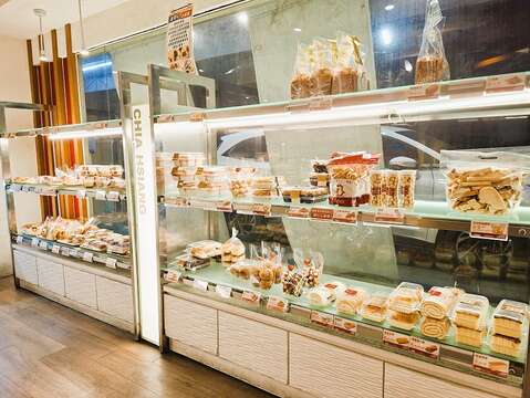 佳湘食品在台南、高雄拥有6家门市，面包西点品项多达一、两百种，无论市场或店面全国统一售价。（张耘书拍摄）