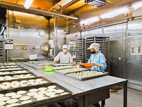 上千坪的厂房宽敞卫生，制作依照标准作业流程，24小时无休地提供新鲜现做面包。（张耘书拍摄）