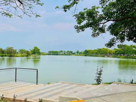 临水岸阶梯