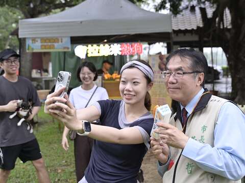 市长逛热狗市集与民众合影