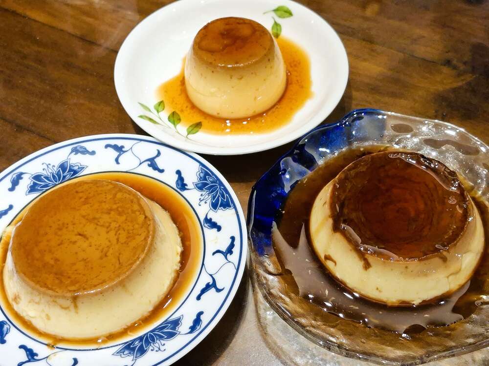 传统手工布丁（上）、焦糖布丁（左下）与晶钻布丁（右下），食材一样，差别在於比例与制程工序不同。（张耘书拍摄）