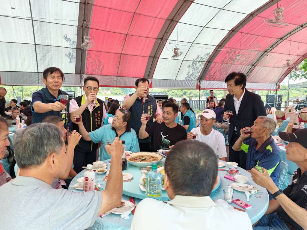 副市长、观旅局局长、秘书处处长、关庙区区长及民众合照