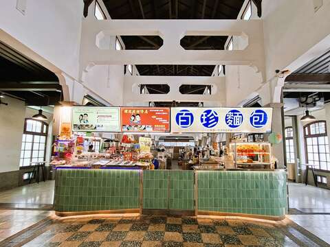 目前百珍面包也进驻西市场美食街，由第三代张慈云负责打理。（张耘书拍摄）