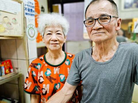 百珍面包蛋糕由张锡本与张蔡贵夫妇合力经营，两人也是店内的活招牌。（张耘书拍摄)