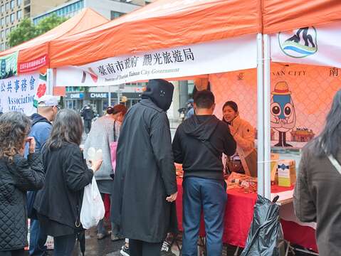 参加民众排队参观台南展摊