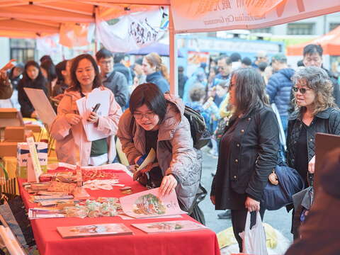 当地侨民排队索取鱼头君文宣品及旅游资讯