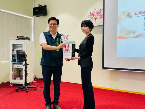 徐健麟副秘书长代表致赠伴手礼给日方代表