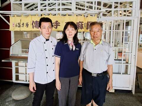 福乐屋麻糬老店创办人朱水源(右)与太太叶丽真（中）、儿子朱育德（左）。（张耘书拍摄）