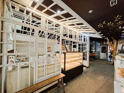 店内「屋中屋」的设计，可让顾客在屋外点餐、观看麻糬制作，别具巧思创意。（张耘书拍摄）